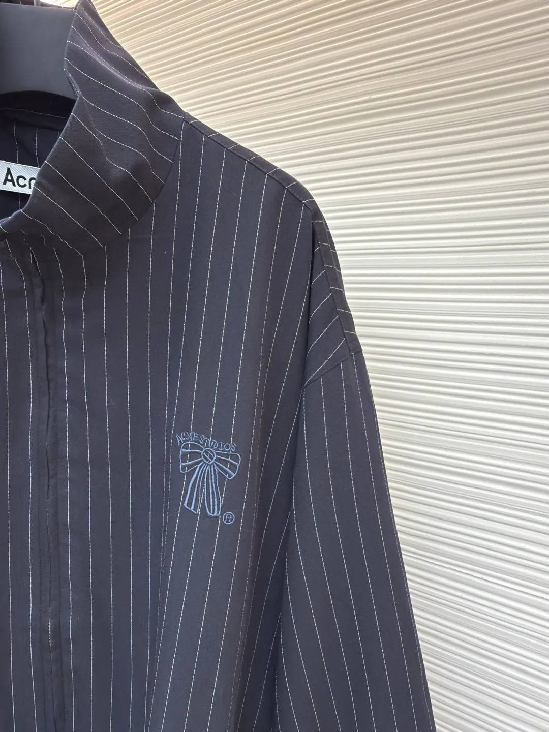 Acne Studios bow striped jacket ●Original version: Purchased and developed for 8000 ●Item number: 1680791-B45 ●Material: fine rhyme striped luxurious fabric fabric ●Technology: embroidery production ●Version: fitted version ●Weight: about 685 grams ●Size: 44-46-48-50 ●Description: Customized fine rhyme striped luxurious fabric and Acne Studios rayon jacquard lining, smooth and delicate, comfortable and close to the skin As smooth as silk, with navy blue as the main color, elegant reflection of retro atmosphere, the pinstripe design is a perfect tribute to retro sports. They are arranged in an orderly manner along the outline of the jacket, and the seasonal bow embroidery on the chest injects soul into the jacket. The delicate stitching makes the bow seem to flutter at any time. The design of the zipper is simple and elegant. Elegant behavior is calm and leisurely. It perfectly interprets the fashionable sweet and cool style, using imported machine embroidery technology. Using advanced computer control systems and precision mechanical components to achieve Acne Studios' seasonal bow tie embroidery work has high precision and smooth and delicate lines. The infrared positioning cutting machine uses infrared transmitters and infrared receivers to achieve precise positioning of materials. The accuracy can reach the micron level to meet the effect of high-precision cutting of plaid alignment. The fabrics have been sand-washed and have a better hand feel and texture. They are not easy to deform, shrink or fade, and maintain long-term beauty. The overall wiring is straight and delicate, the fabric is comfortable and soft, and the color is consistent without color difference. It can be matched with the same style to create a fashionable look and control various occasions. Customized accessories, complete with three standards, same style for men and women!
